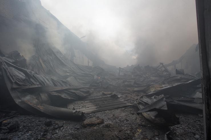 Desfeitas xeradas por un incendio no Polígono Industrial Ceao, a 11 de abril de 2021. Carlos Castro - Europa Press