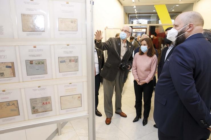 A alcaldesa da Coruña, Inés Rey, inaugura unha mostra filatélica que conmemora o 90 aniversario da República / Europa Press