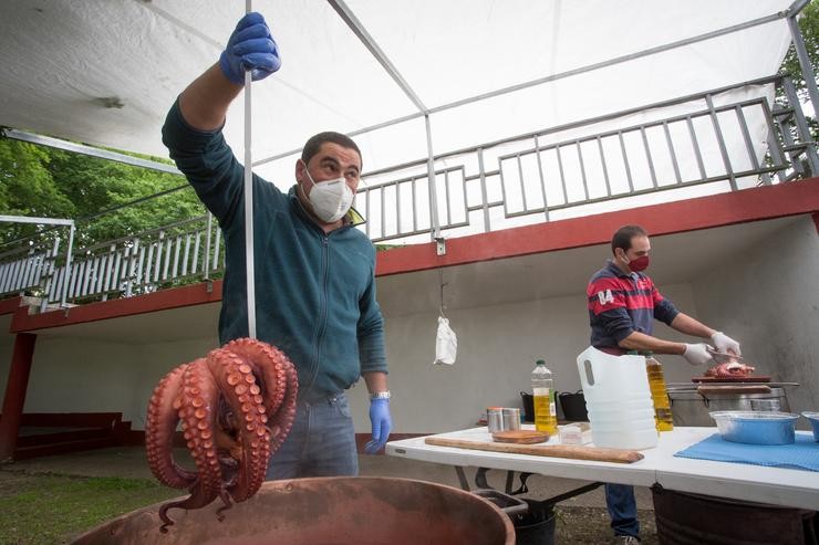 Arquivo - Posto ambulante de polbo á feira na tradicional Feira do 15 en Nadela (Lugo) durante a mañá do 15 de maio na Fase 1 da desescalada instalada polo Goberno a consecuencia do coronavirus. A tradicional Feira só contou en l. Carlos Castro - Europa Press - Arquivo / Europa Press