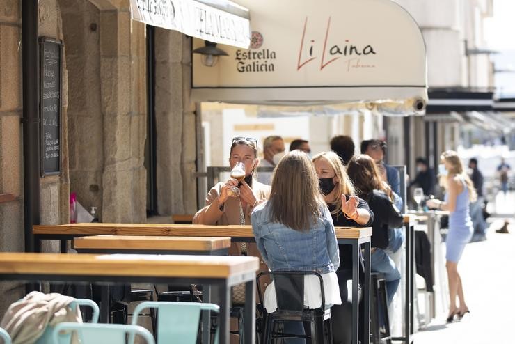 Varias persoas nunha terraza de Sanxenxo, en Pontevedra, Galicia (España), a 27 de marzo de 2021.. Beatriz Ciscar - Europa Press