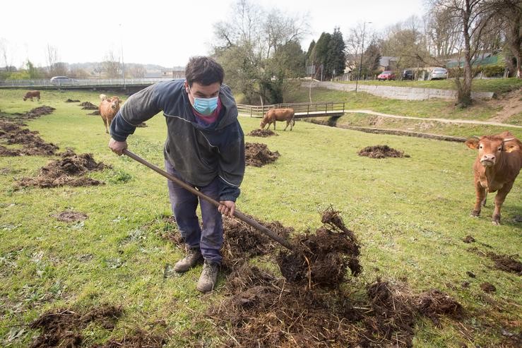 Un home traballa nunha leira na provincia de Lugo / Carlos Castro - Europa Press. / Europa Press