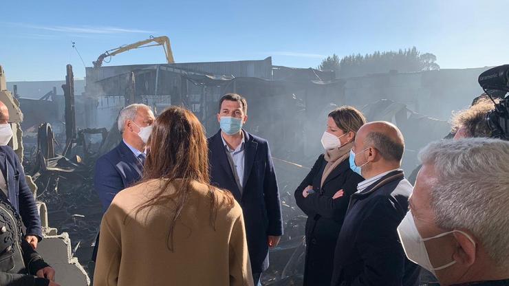 O secretario xeral do PSdeG, Gonzalo Caballero, visita a zona do incendio de Ou Ceao xunto á alcaldesa de Lugo, Lara Méndez, o presidente da deputación, José Tomei, e outros cargos socialistas. PSDEG / Europa Press