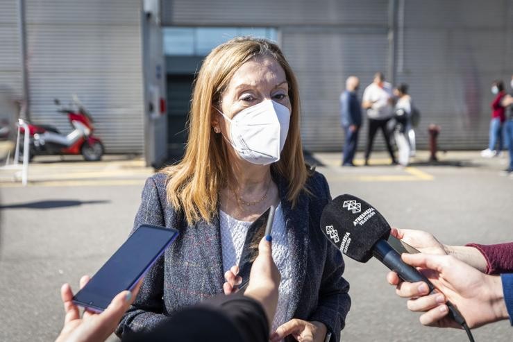 A vicepresidenta segunda do Congreso dos Deputados, Ana Pastor, realiza unha intervención nos medios de comunicación tras vacinarse contra o COVID-19 no recinto feiral de Pontevedra, en Pontevedra, (Galicia