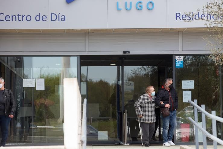 Un home pasea xunto a unha muller maior nas inmediacións da residencia Albertia, a 17 de abril de 2021, en Lugo, Galicia (España).. Carlos Castro - Europa Press 