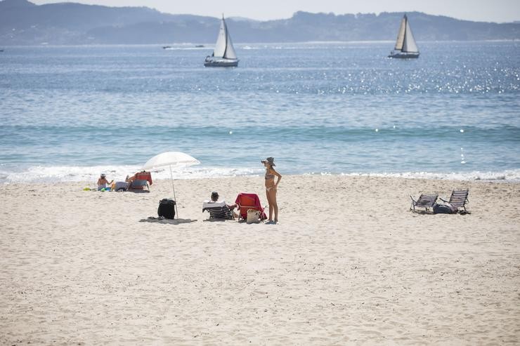 Varias persoas na praia de Sanxenxo, en Pontevedra, Galicia (España), a 27 de marzo de 2021.. Beatriz Ciscar - Europa Press 