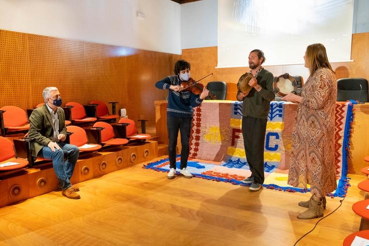 Davide Salvado, Fransy González e Cibrán Seixo presentando a súa nova creación musical 