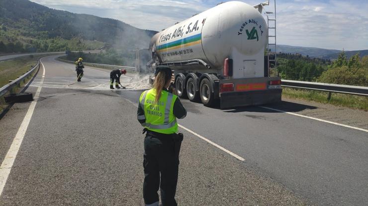 Camión incendiado na A-52 ao seu paso por Verín.. GARDA CIVIL 