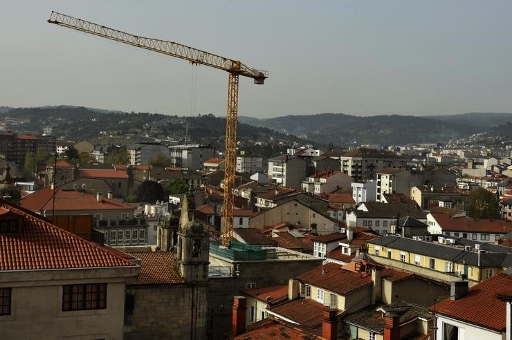 Guindastre onde dúas cegoñas coñecidas como ?Auria? e ?Ramón? instalaron un niño, sobre as obras de rehabilitación do Museo Arqueolóxico Provincial de Ourense. Rosa Veiga - Europa Press / Europa Press