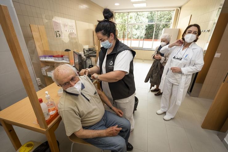 Unha sanitaria vacina a un home maior de 80 anos coa dose de Pfizer no ambulatorio Virxe Peregrina, en Pontevedra. Beatriz Ciscar - Europa Press / Europa Press