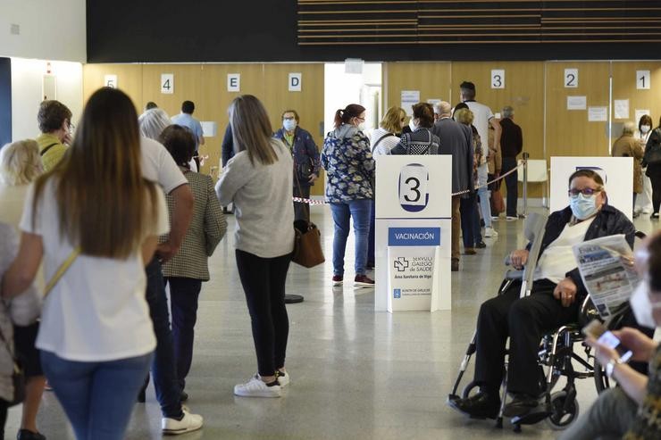 Persoas maiores de 80 anos, policías, bombeiros e profesores esperan para ser vacinados coa dose de Moderna e AstraZeneca respectivamente, no hospital Álvaro Cunqueiro de Vigo, en Vigo, Pontevedra. Europa Press 