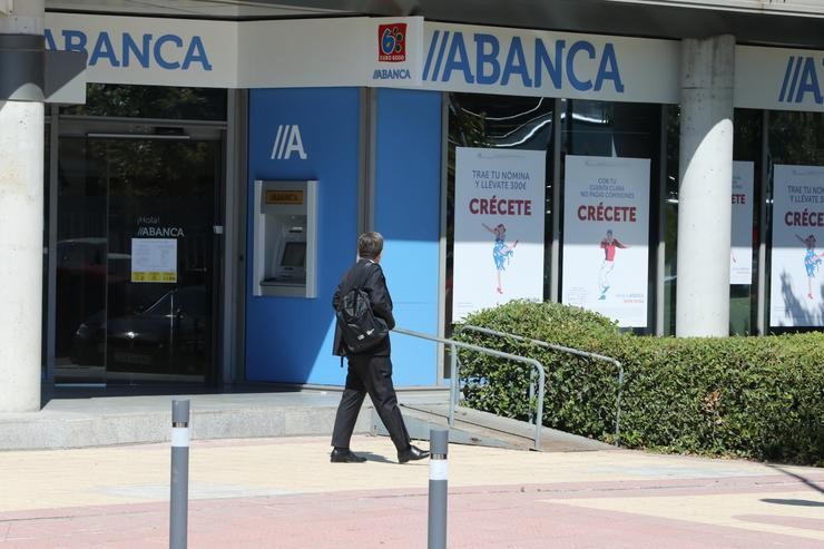 Arquivo - Un home pasa á beira dunha sucursal de Abanca, en Madrid, (España), a 10 de setembro de 2020.. Marta Fernández - Europa Press - Arquivo / Europa Press