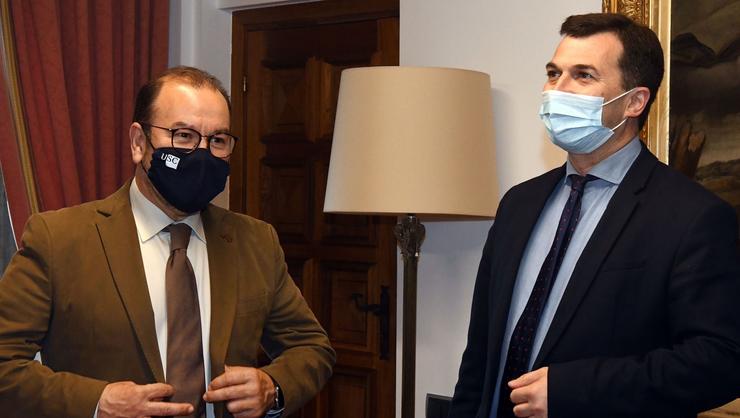 O reitor da Universidade de Santiago de Compostela (USC), Antonio López, e o secreatario xeral do PSdeG, Gonzalo Caballero, na reunión. PSDEG 