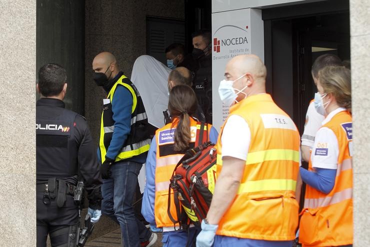 Varios axentes de Policía Nacional levan ao detido tapado cunha saba branca tras apuñalar, presuntamente, a tres persoas na Coruña. M. Dylan - Europa Press 