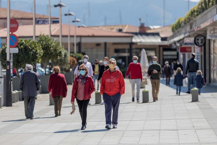 Arquivo - Varias persoas pasean por unha céntrica rúa de Sanxenxo, Pontevedra, Galicia (España), a 21 de marzo de 2021. O pasado mércores o Ministerio de Sanidade e as Comunidades Autónomas acordaron unha serie de medidas a aplicar durante a ponte d. Beatriz Ciscar - Europa Press - Arquivo 