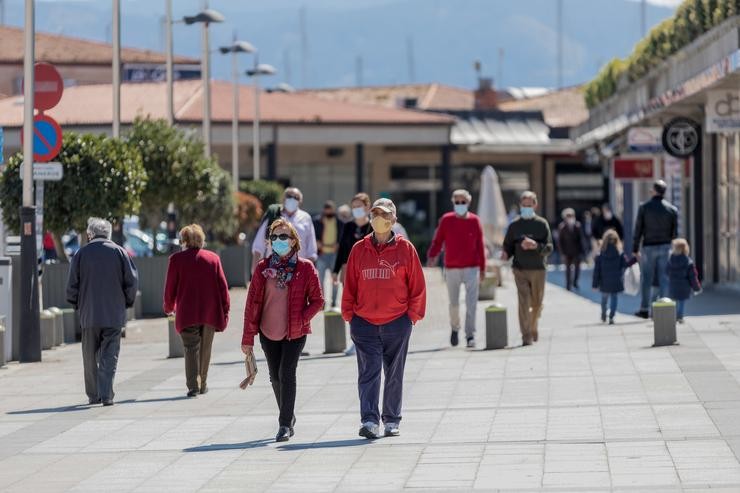 Arquivo - Varias persoas pasean por unha céntrica rúa de Sanxenxo, Pontevedra, Galicia (España), a 21 de marzo de 2021. O pasado mércores o Ministerio de Sanidade e as Comunidades Autónomas acordaron unha serie de medidas a aplicar durante a ponte d. Beatriz Ciscar - Europa Press - Arquivo