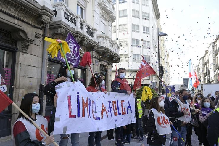 Varias persoas con fregonas e unha pancarta nunha protesta convocada por CIG, CCOO e UXT para visibilizar a folga do sector da limpeza na provincia da Coruña. M. Dylan - Europa Press 