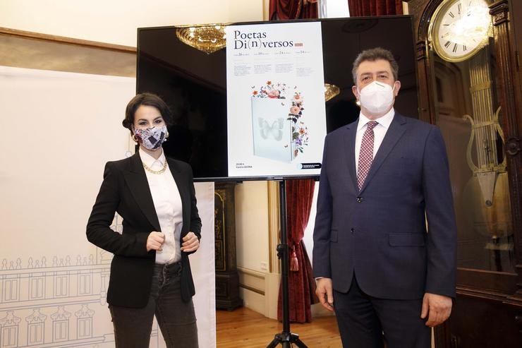 A poetisa Yolanda Castaño e o tenente de alcalde da Coruña Juan Ignacio Borrego presentan o ciclo Poetas Dei(n)versos. ANDY PEREZ 