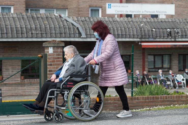 Unha muller pasea unha anciá en cadeira de rodas, nas inmediacións da residencia xeriátrica das Gándaras, en Lugo / Carlos Castro - Europa Press. / Europa Press