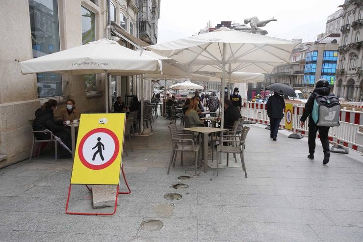 Varias persoas nunha terraza, o día en que entran en vigor novas medidas na hostalaría, en Vigo, Pontevedra, Galicia, (España). Europa Press
