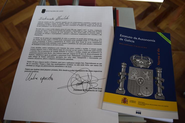 O presidente da Deputación de Lugo, José Tomé, envía unha carta e un exemplar do Estatuto de Autonomía de Galicia ao alcalde de Portomarín, Juan Serrano / Deputación de Lugo.