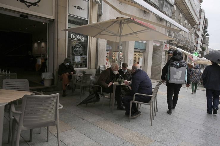 Varias persoas nunha terraza, en Vigo 