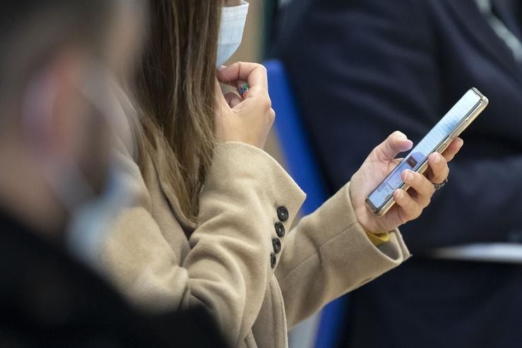 Unha moza emprega un teléfono móbil / Xunta de Galicia. / Europa Press