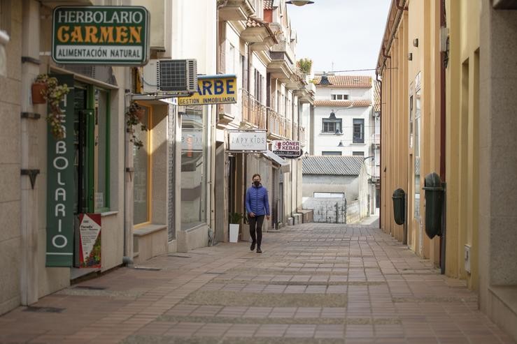 Unha muller camiña por unha rúa do Grove, o día en que entra en vigor o peche perimetral do municipio, a 8 de abril de 2021. Beatriz Ciscar - Europa Press / Europa Press