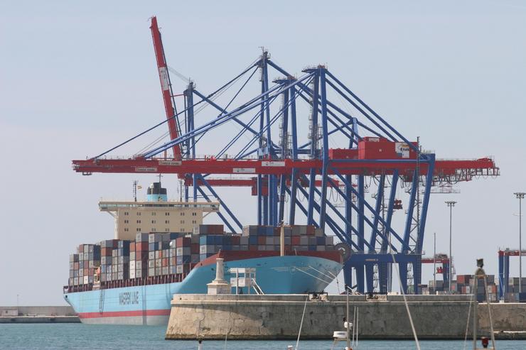 Arquivo - Imaxe dun barco con mercadorías atracado no porto de Málaga. EUROPA PRESS - Arquivo 