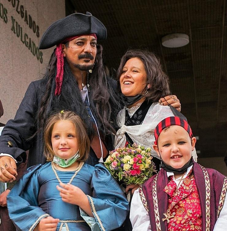Berto e María, a parella viguesa que non puido casar polas roupas que portaban/Facebook - Berto Pirata