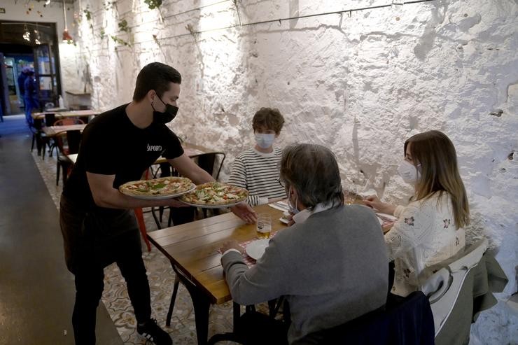 Unhas persoas ceando no interior dun restaurante. M. Dylan - Europa Press / Europa Press
