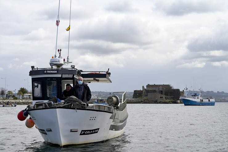 Un barco de frota artesanal nun porto pesqueiro 