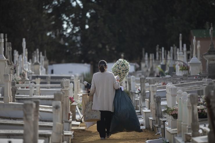Arquivo - Unha muller camiña entre as lápidas do Cemiterio de San Fernando, en Sevilla, Andalucía (España), a 28 de outubro de 2020. O 1 de novembro, Día de Todos os Santos, os cemiterios son visita obrigada para moitos españois, que acoden aos c. María José López - Europa Press - Arquivo 
