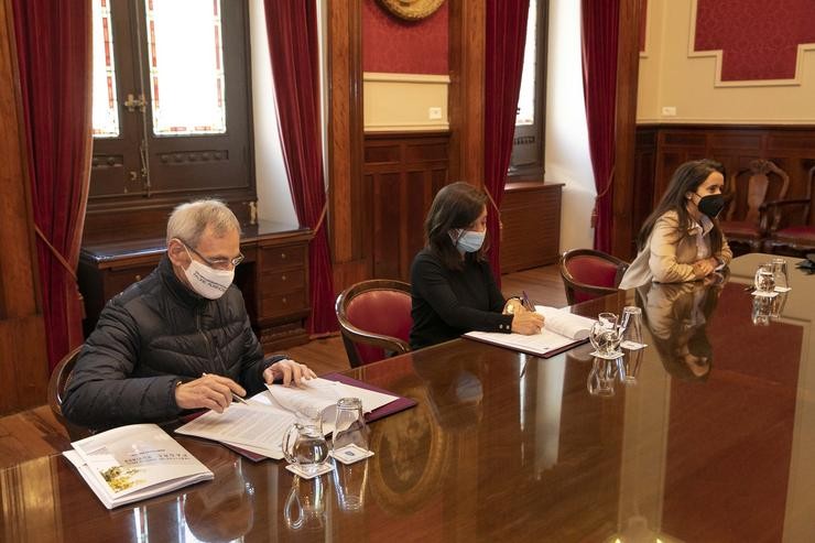 A alcaldesa da Coruña, Inés Rei, e o presidente da Institución Pai Rubinos, Eduardo Acea, asinan un convenio de colaboración sobre a sede de Labañou. ANDY PEREZ 