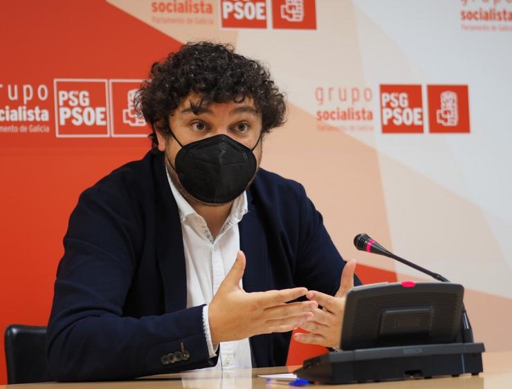 O portavoz de Sanidade do Grupo Parlamentario Socialista, Xullo Torrado, en rolda de prensa no Parlamento. PSDEG 