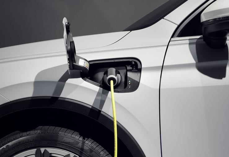 Arquivo - Coche electrificado cargándose.. VOLKSWAGEN - Arquivo 