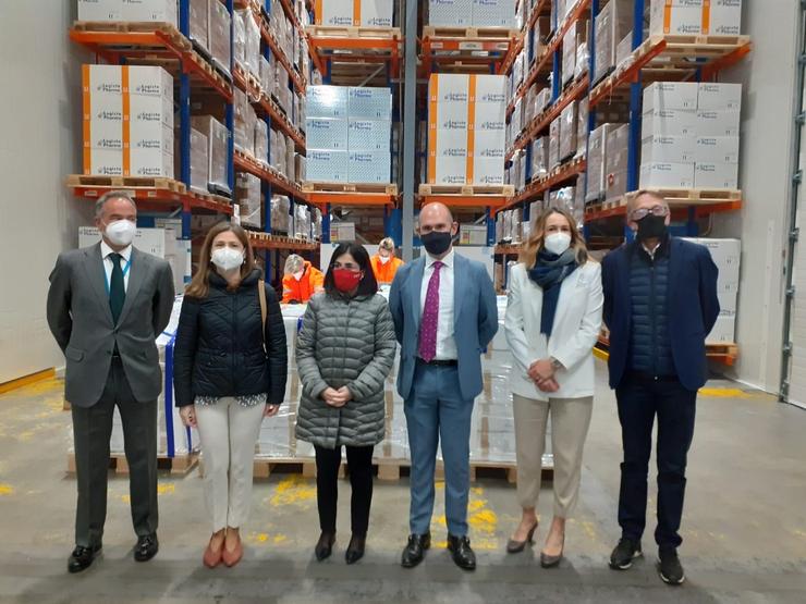 Iñigo Meira, CEO de Logista; María Jesús Lamas, directora do AEMPS; Carolina Darias, Ministra de Sanidade; Rick R. Suárez, presidente de AstraZeneca España; Marta Moreno,asuntos corporativos AstraZeneca España; Miguel Gómez, director xeral Logistica. ASTRAZENECA 