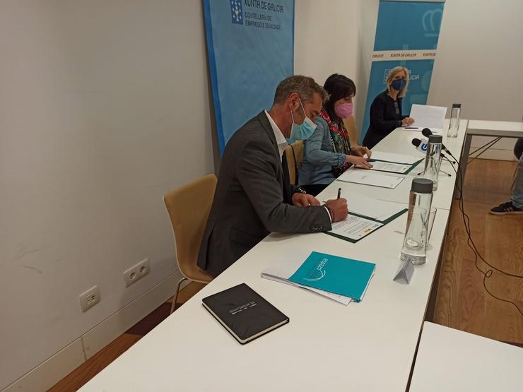 Firma de convenio entre o presidente de Foroesgal, Celso Gándara, e a conselleira de Emprego, María Jesús Lorenzana / Europa Press