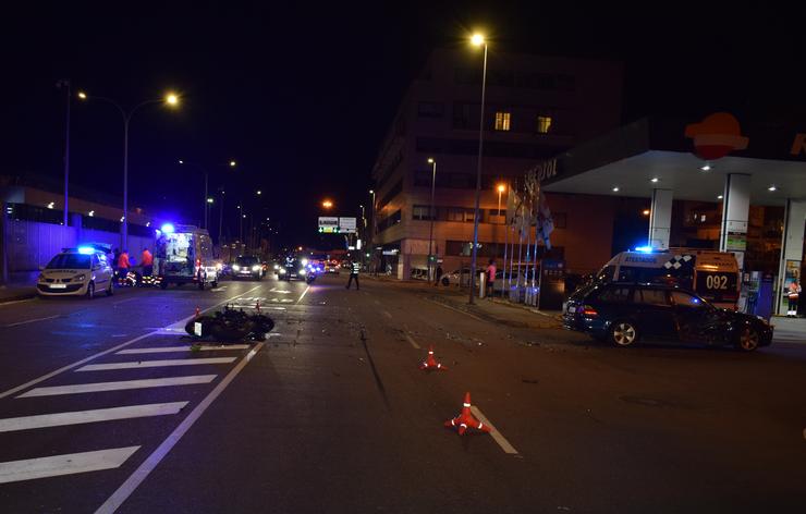 Accidente de circulación entre un turismo e unha motocicleta  