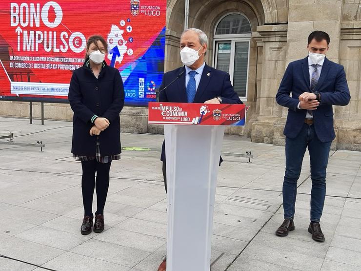 O presidente da Deputación de Lugo, José Tomei, presenta os bonos para a hostalaría e o comercio do goberno provincial