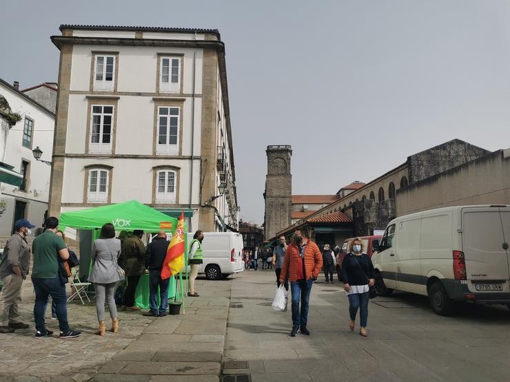 Carpa de Vox xunto á Praza de Abastos, en Santiago de Compostela. / Europa Press