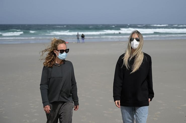 Dúas mulleres levan máscara na praia das Salseiras, a 3 de abril de 2021, no concello da Laracha, A Coruña / M. Dylan - Europa Press. / Europa Press