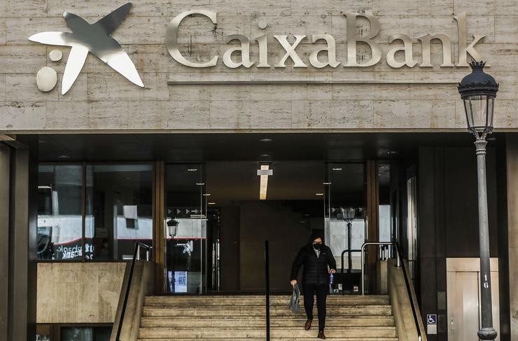 Logo de Caixabank na antiga sede de Bankia, en cálea Pintor Sorolla, en Valencia. Rober Solsona - Europa Press / Europa Press
