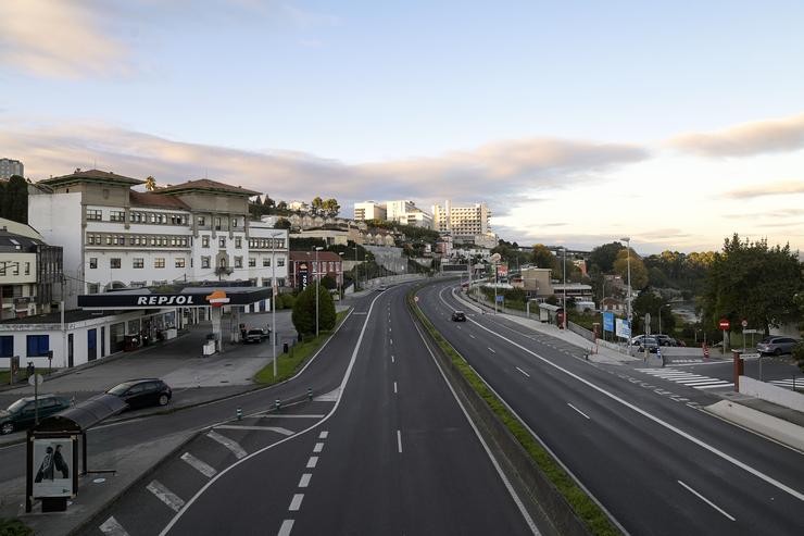 Arquivo - Unha estrada na Coruña, Galicia (España), a 30 de outubro de 2020. A Xunta ordenou o peche perimetral de todas as cidades galegas, debido á mala evolución a pandemia de COVID-19, e restrinxirá as reunións unicamente a persoas. M. Dylan - Europa Press - Arquivo 