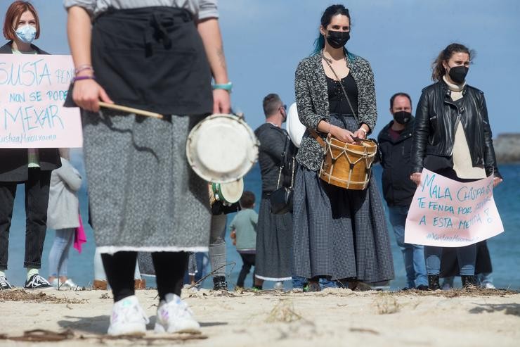 Varias mulleres participan nunha manifestación en apoio ás 87 mulleres que en 2019 foron gravadas ?sen autorización?, a 4 de abriil de 2021, na praia de Torno, en San Cibrao, Lugo, Galicia (España). Esta manifestación busca dar o seu apoio ás 87 muj. Carlos Castro - Europa Press 