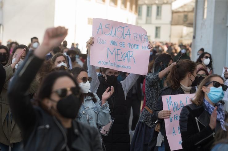 Varias mulleres participan nunha manifestación en apoio ás 87 mulleres que en 2019 foron gravadas ?sen autorización?, a 4 de abriil de 2021, en San Cibrao.. Carlos Castro - Europa Press 