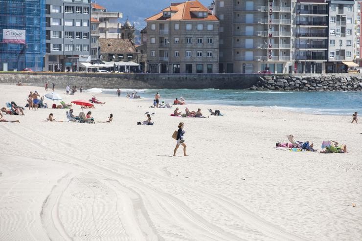 Varias persoas na praia de Sanxenxo, a 27 de marzo de 2021 