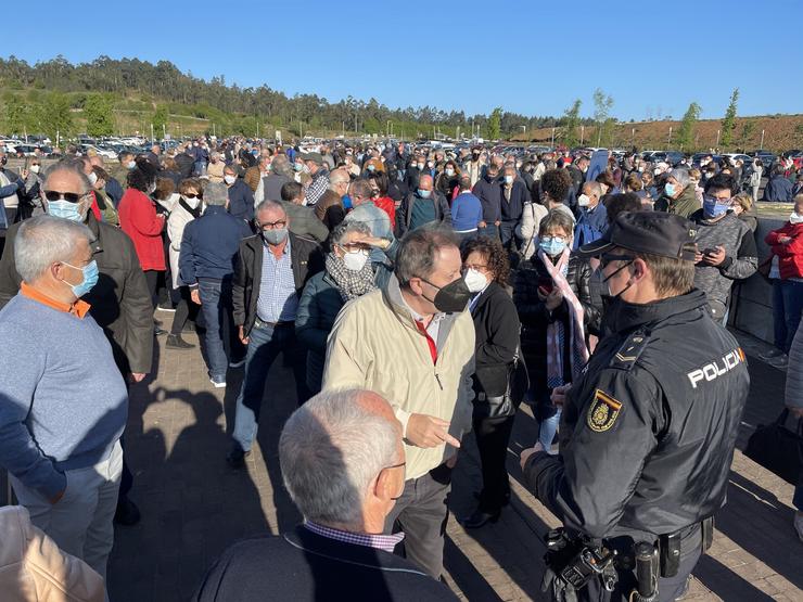 Colas e aglomeracións no arranque da vacinación masiva en Santiago. ÁLVARO BALLESTEROS