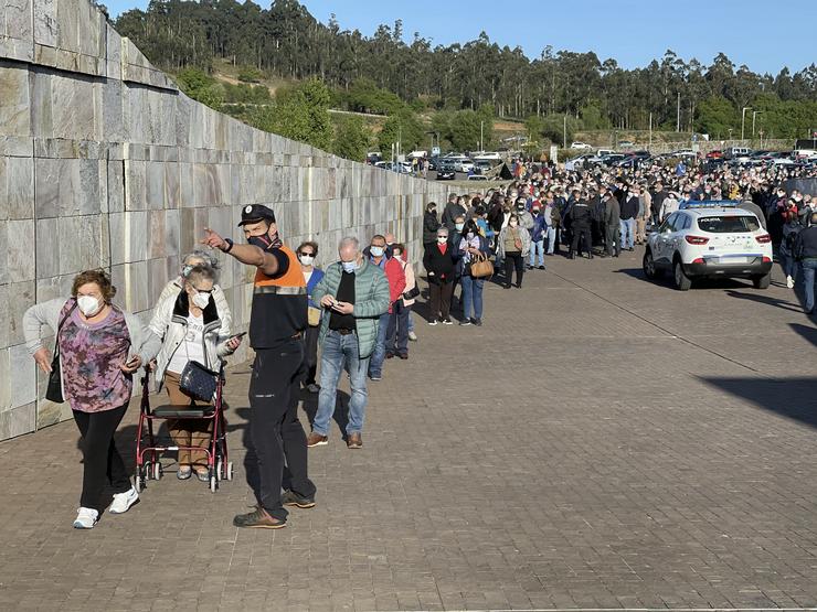 Unha longa fila de persoas na vacinación masiva de Santiago de Compostela a 6 de abril de 2021 / Álvaro Ballesteros - Europa Press. / Europa Press