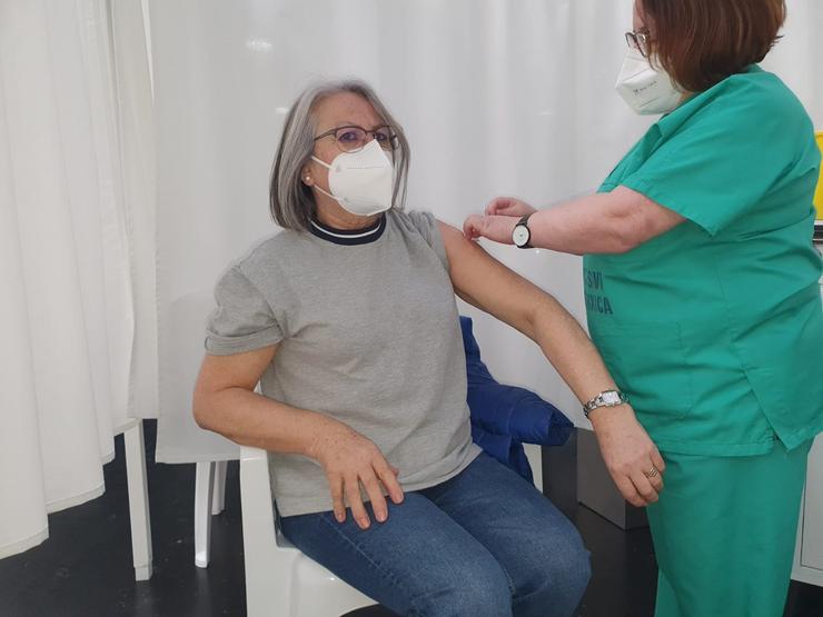 Unha enfermeira administra a vacina da Covid-19 a unha persoa na vacinación masiva do Sergas. CHUAC / Europa Press