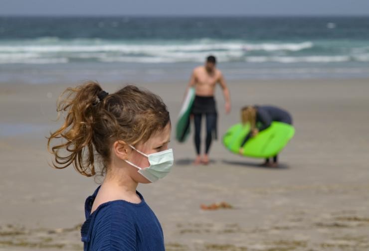 Unha nena leva unha máscara na praia das Salseiras, a 3 de abril de 2021, no municipio da Laracha, A Coruña, Galicia (España).. M. Dylan - Europa Press 